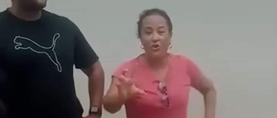 Denuncian a soyapaneca que agresivamente levantó a niña que se sentó en la acera frente a su casa 