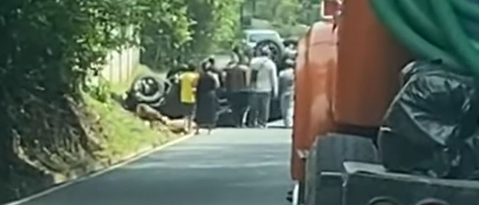 Varios lesionados deja vehículo volcado en calle al Boquerón