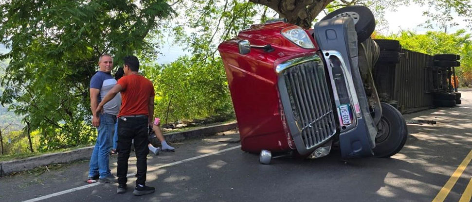 Rasta vuelca antes de llegar al sector de Quebrada Seca bloqueando un carril