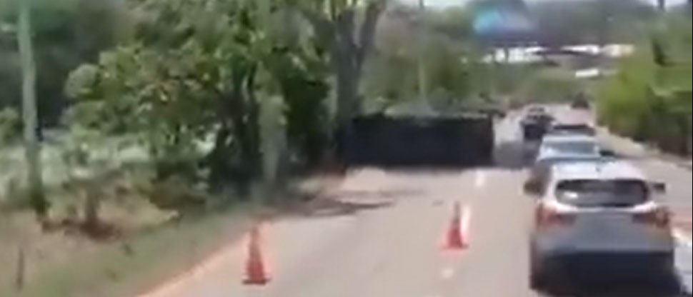 Camión volcado bloquea un carril del kilómetro 33 de la carretera a Comalapa