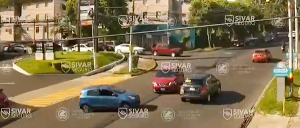 Imprudencia de conductor termina en accidente de tránsito en calle antigua a Huizúcar