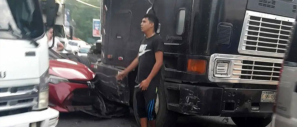 Conductor intenta incorporarse a redondel de Apopa y termina chocando contra cabezal