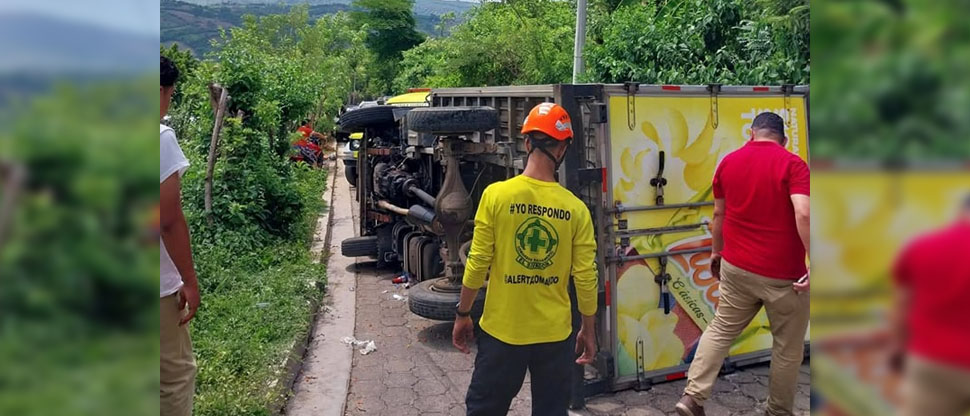 Conductor pierde el control de camión y vuelca en Ciudad Arce