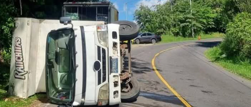 Reportan camión volcado en carretera antigua a Santa Ana