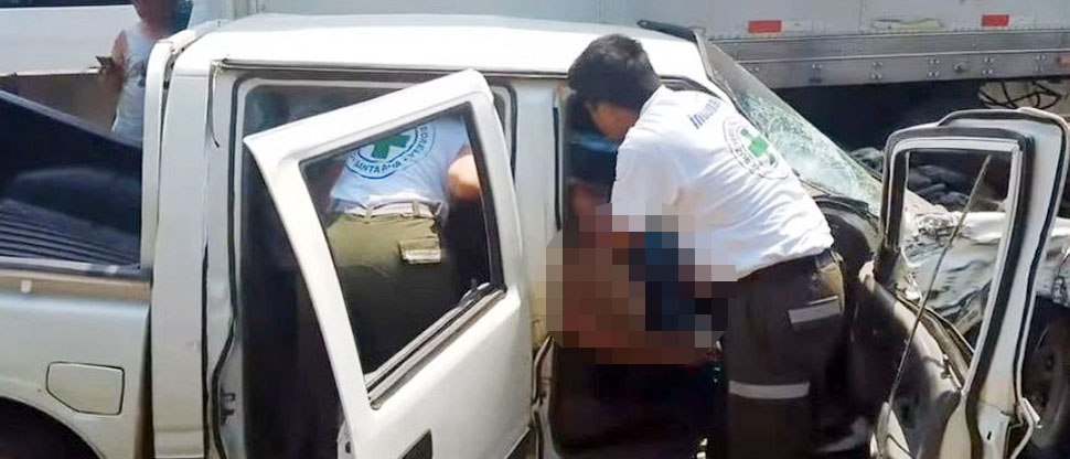 Auxilian a persona atrapada entre los hierros de vehículo tras accidente en carretera Panamericana