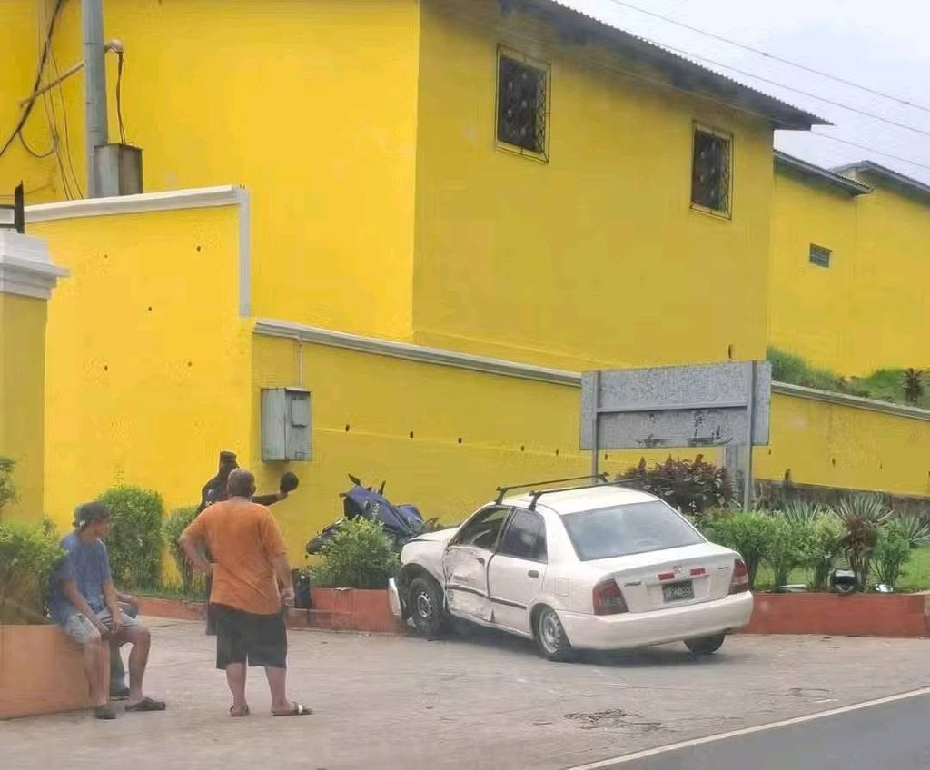 Buscaba un momento «alegre» pero chocó en la entrada del motel