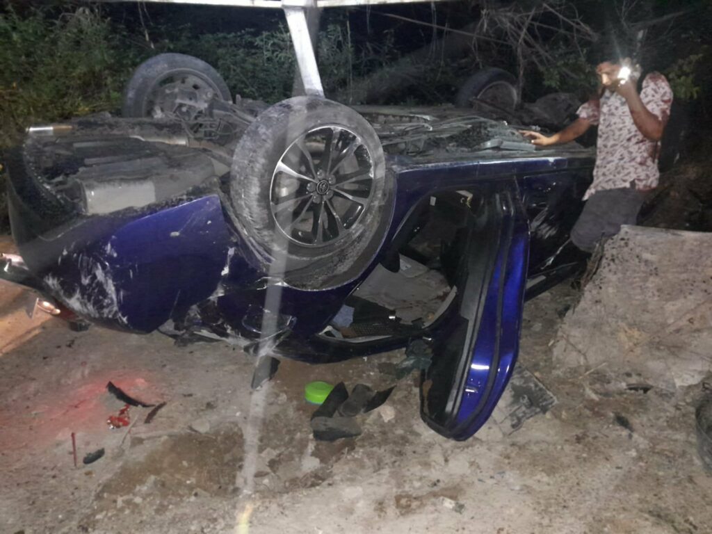 Vehículo vuelca en la curva del Papaturro y deja tres lesionados