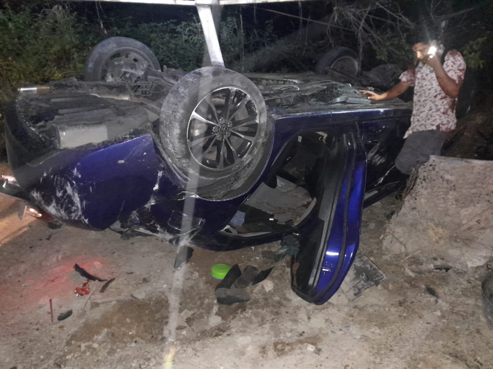 Vehículo vuelca en la curva del Papaturro y deja tres lesionados