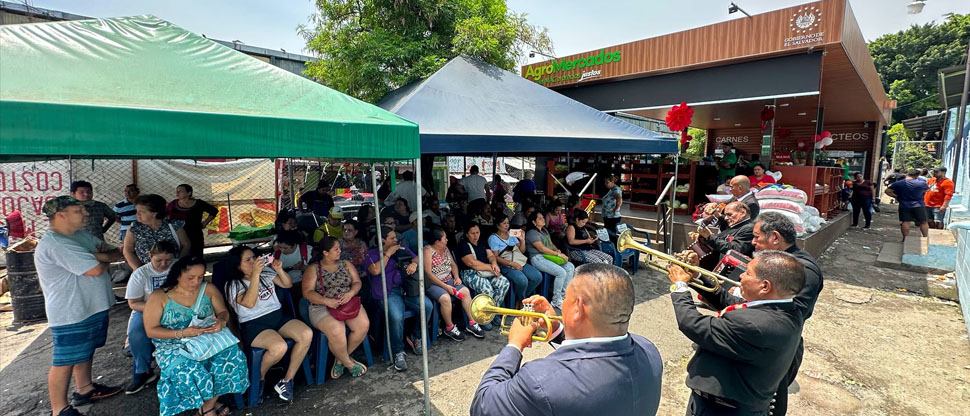 Agasajan a madres que visitan agromercado para hacer sus compras