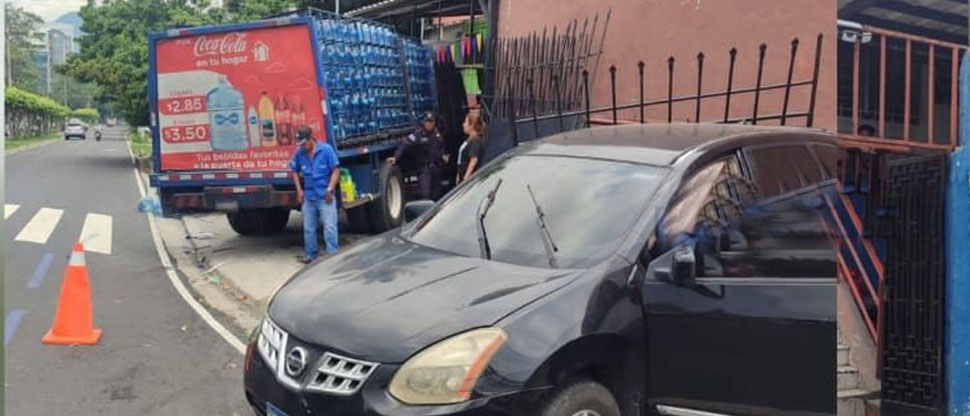 Camión repartidor de agua termina dentro de un Car Wash tras accidente en San Salvador