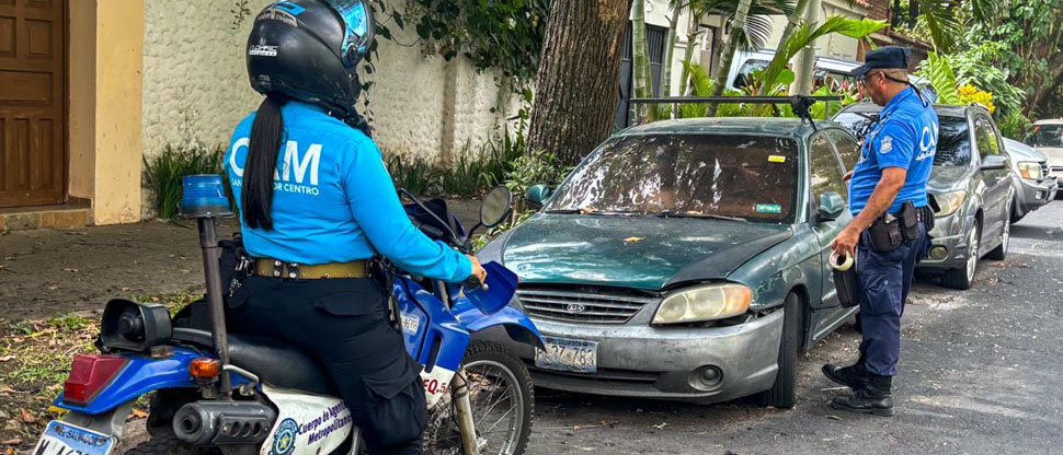 Advierten a dueños de vehículos abandonados a que los retiren o se los llevará una grúa