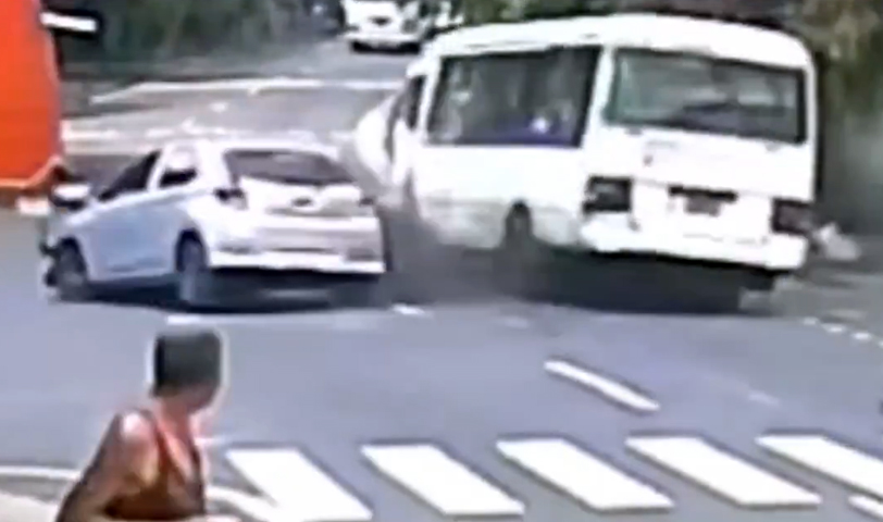 Momento exacto cuando ocurre grave accidente entre un microbús y un sedán en San Jacinto