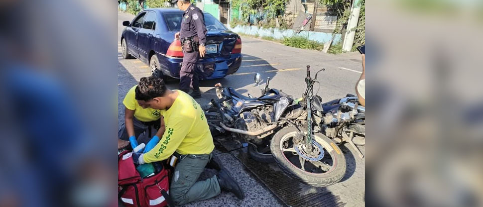 Invasión al carril contrario deja fuerte achoque entre dos motociclistas y vehículo en Apopa