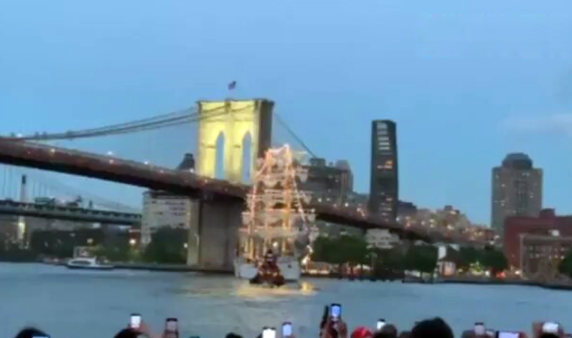 ((VIDEO)) Momento exacto en el que barco mexicano choca con el puente Brooklyn