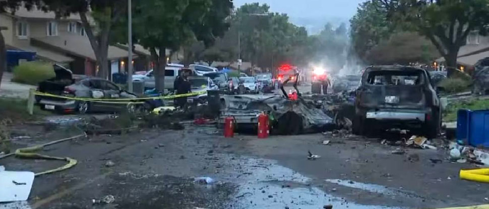 California: avioneta se estrella en San Diego y desata incendio en viviendas y vehículos