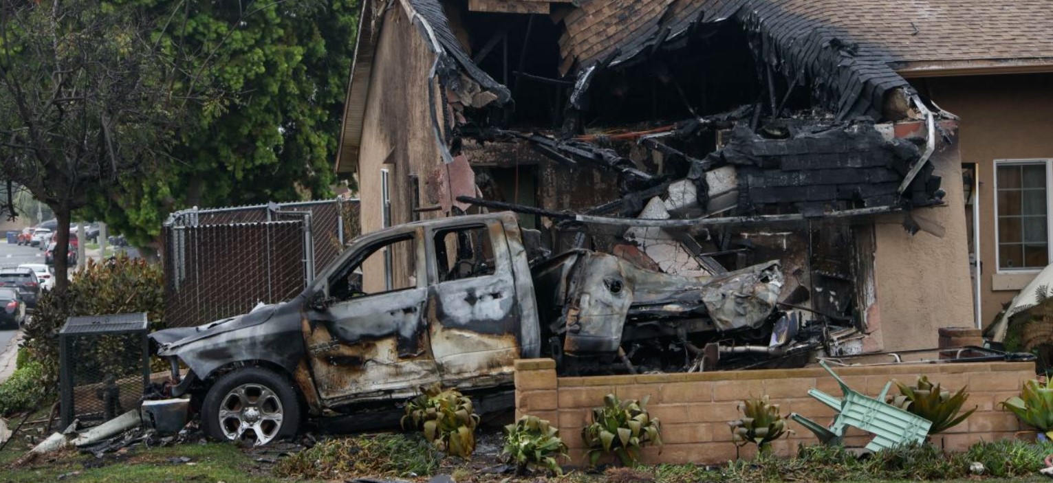 Dos muertos en accidente de avioneta en barrio residencial de California