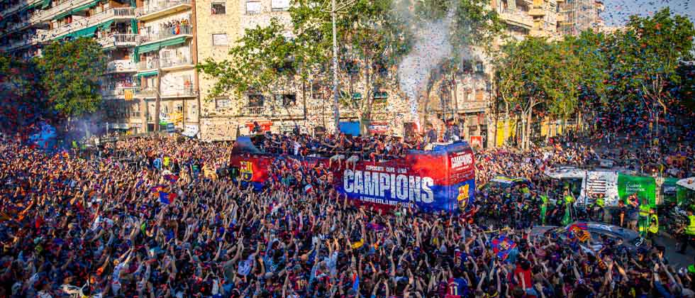 El Barcelona celebra el campeonato de Liga por las calles de la ciudad