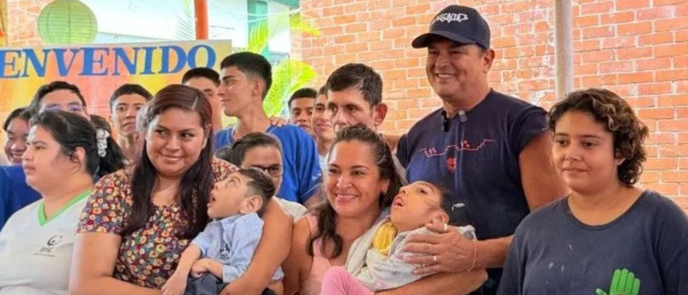 Carlos Vives llevó su amor a los niños del Hogar de Parálisis Cerebral en San Salvador