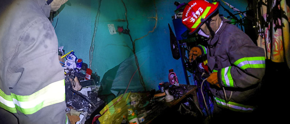 Bomberos auxilian a familia tras incendiarse su vivienda en Apopa
