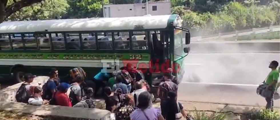 Reportan conato de incendio en un bus de la ruta 202