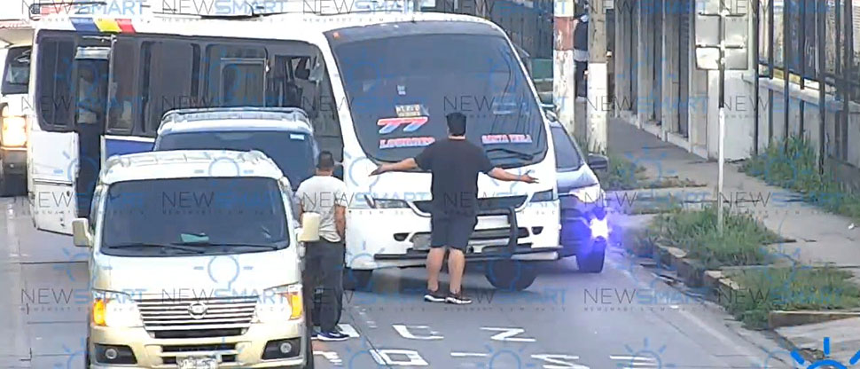 Busero intolerante casi arrolla a conductor que conciliaba por leve accidente en Santa Tecla