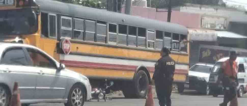 Busero impacta contra motociclista en Santa Ana