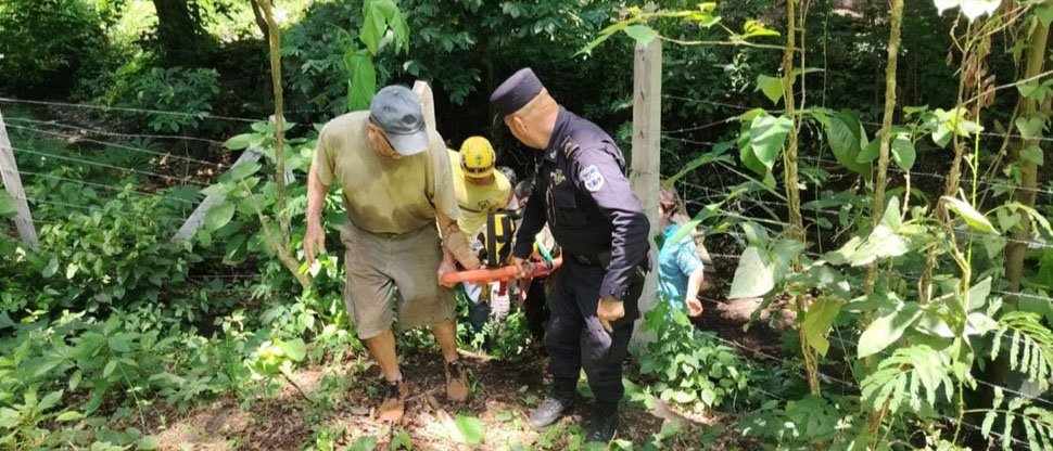 Auxilian a hombre tras caerse de un árbol en Sonsonate