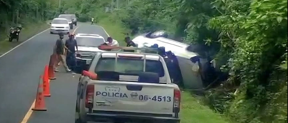 Conductor pierde el control del vehículo y vuelca en carretera a Nahuizalco