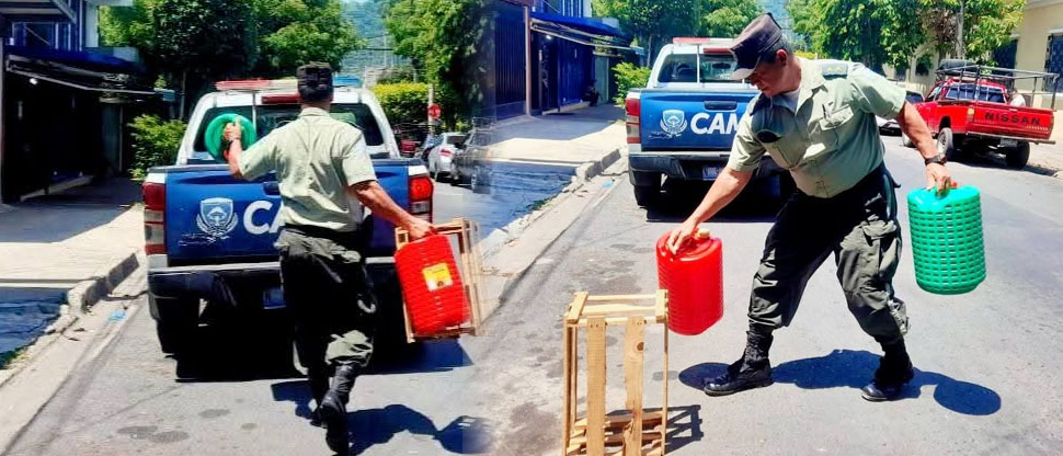 Retiran cumbos y troncos de madera que eran utilizados para reservar parqueo en Santa Tecla