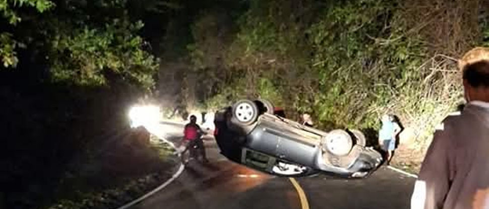 Conductor se lleva tremendo susto al volcar en su vehículo en Usulután