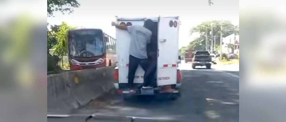 Hombre expone su vida al viajar de manera peligrosa en carretera a Santa Ana
