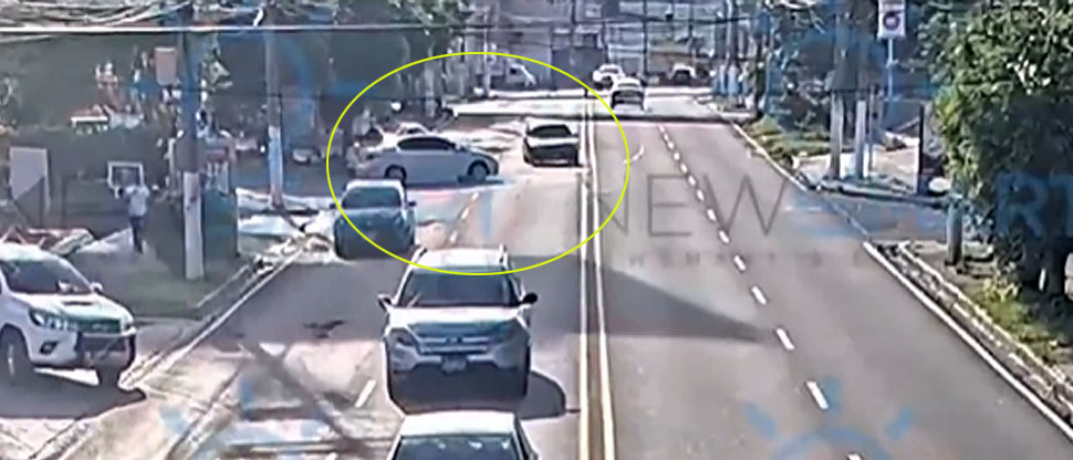 Conductor intenta incorporarse y su mala maniobra termina en accidente en Santa Tecla
