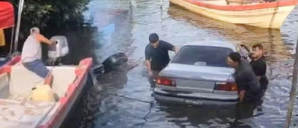 Sacan del agua el vehículo que cayó al fondo del muelle de San Luis La Herradura