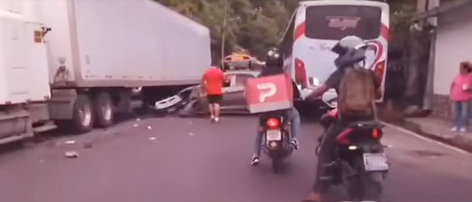 Vivo de milagro: vehículo choca contra una rastra en carretera antigua a Zacatecoluca