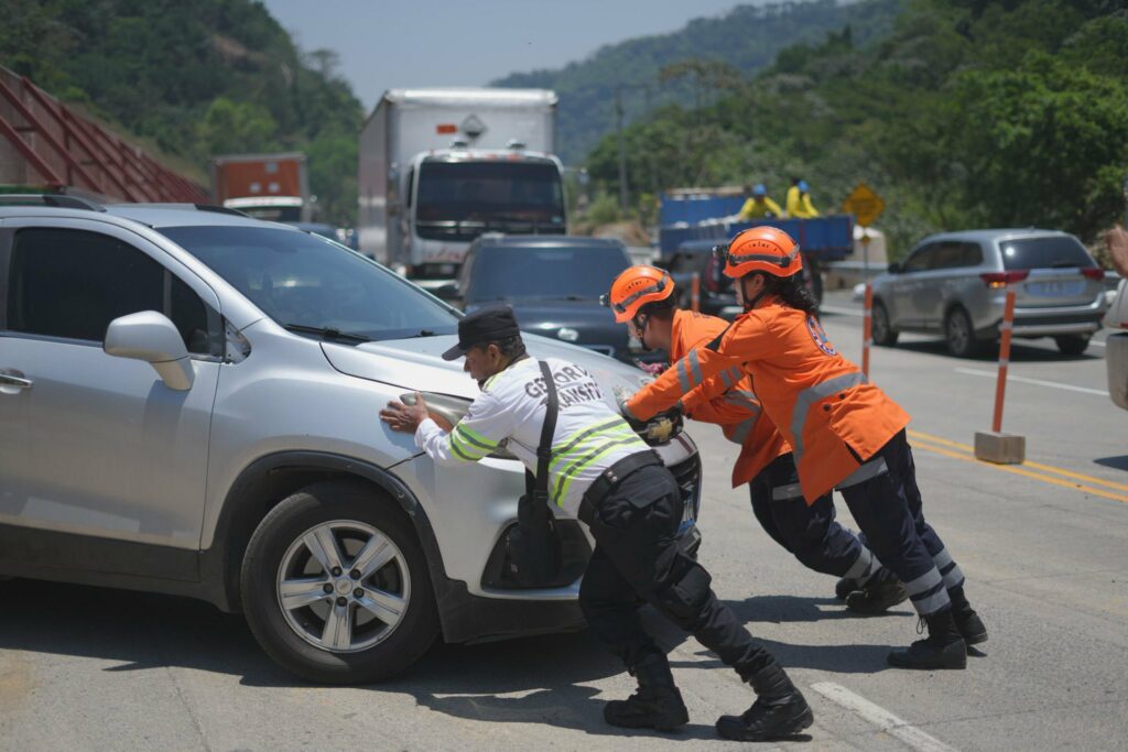 Solidaridad: elementos del VMT y Protección Civil asisten a conductor que tuvo problemas con su vehículo