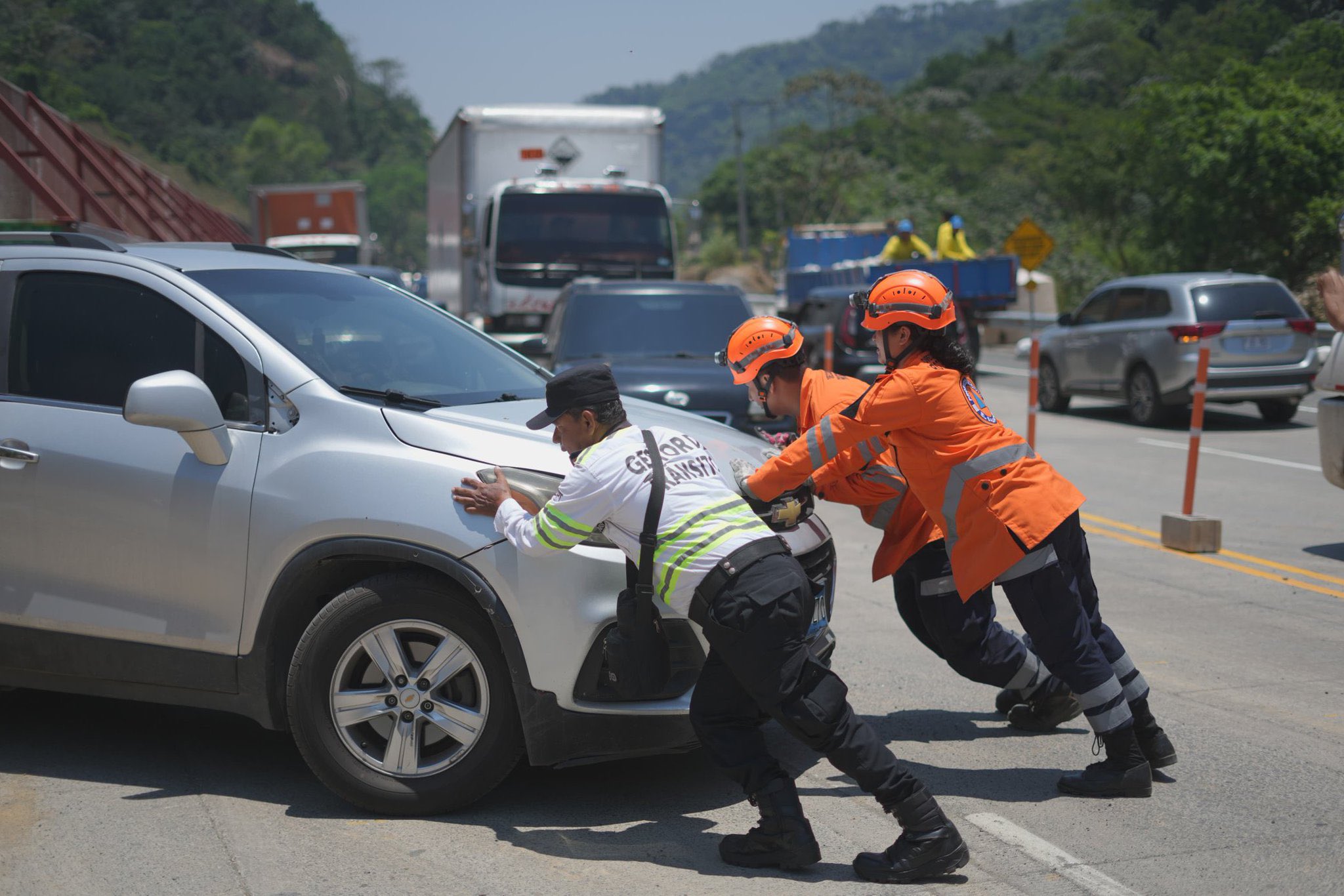 Solidaridad: elementos del VMT y Protección Civil asisten a conductor que tuvo problemas con su vehículo