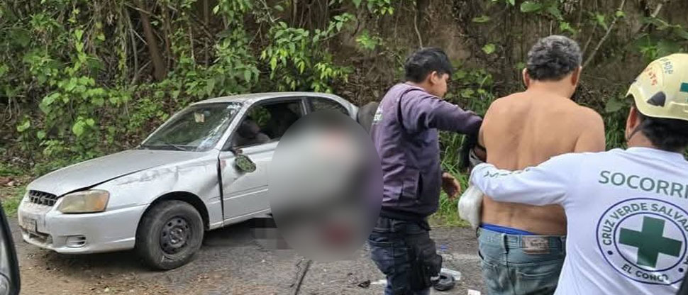Socorristas auxilian a conductor que se accidentó en carreta antigua a Santa Ana