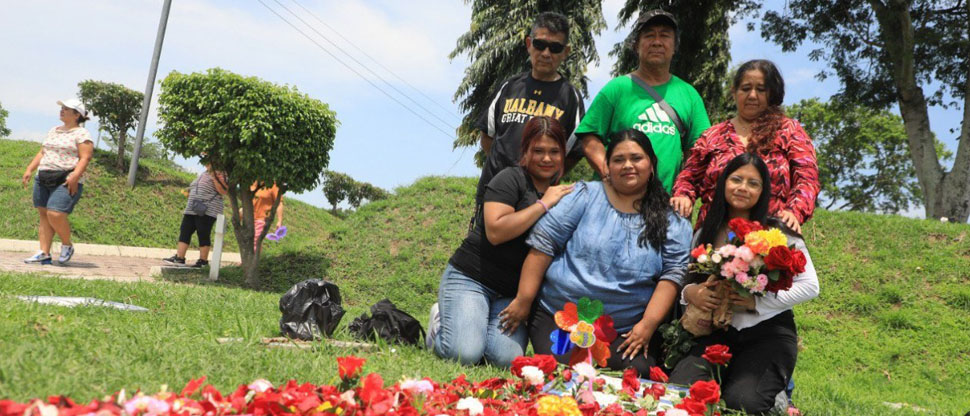 Familias visitan cementerio para conmemorar el día de las madres