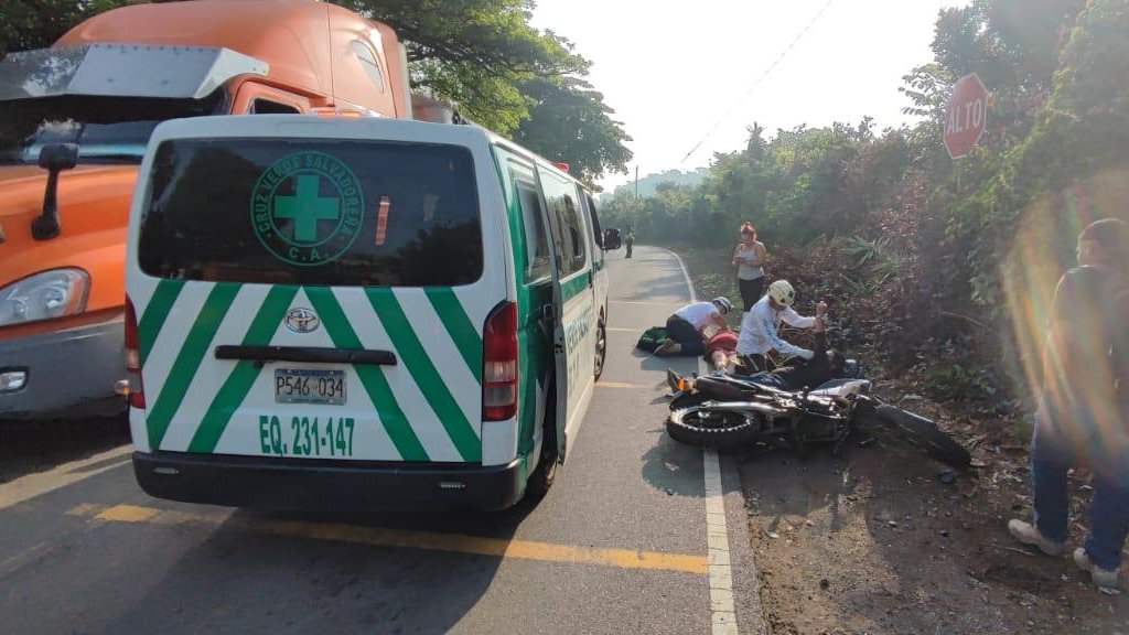 Motociclista y su acompañante resultan lesionados tras accidentarse en carretera al Cerro Verde