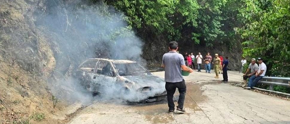 Vehículo queda reducido a cenizas tras incendiarse en Chalatenango