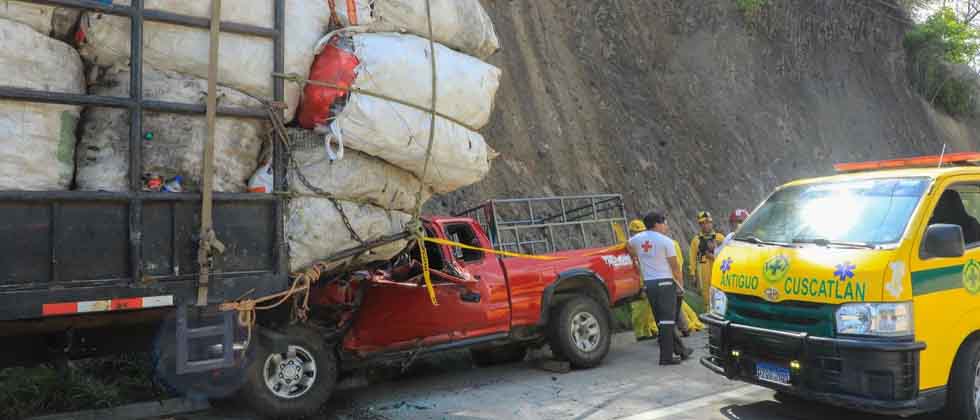 Una persona fallecida y tres lesionadas tras brutal choque en carretera al Puerto de La Libertad