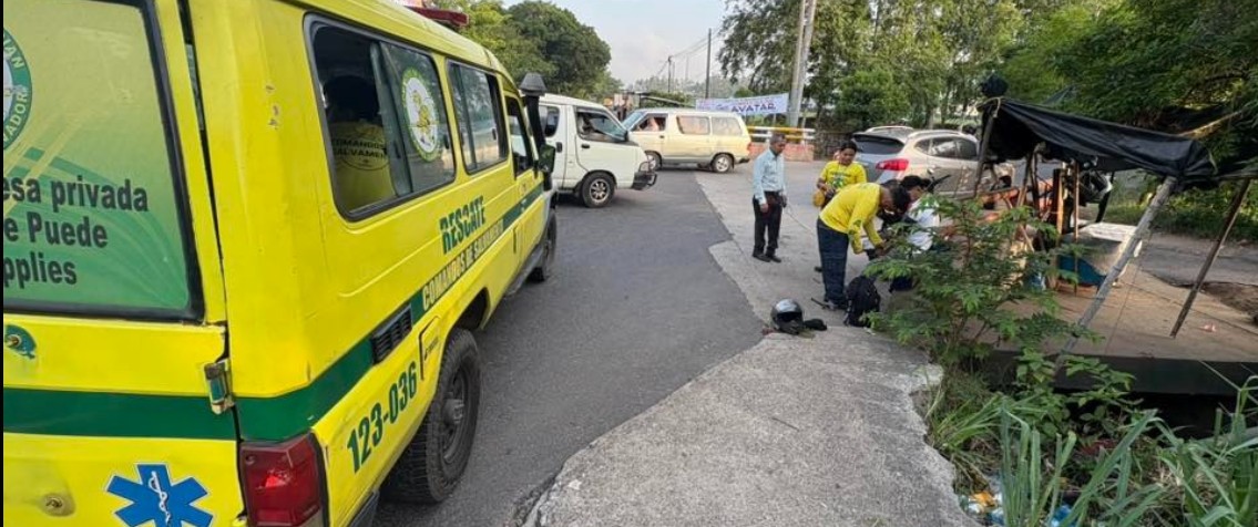 Reportan motociclista lesionado tras accidente en Ciudad Arce