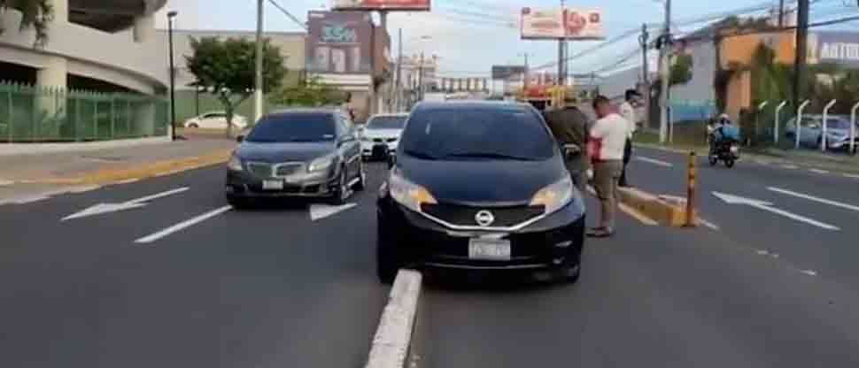 Conductor queda atrapado en separador tras choque en Antiguo Cuscatlán