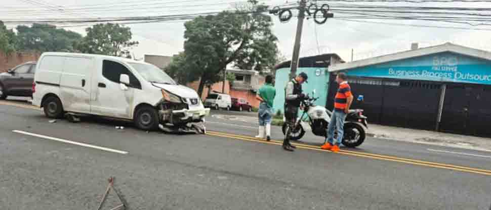 Conductor provoca choque en ciudad Merliot