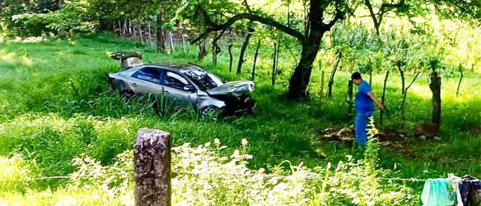 Conductor en estado de ebriedad se estrella contra un árbol en Morazán