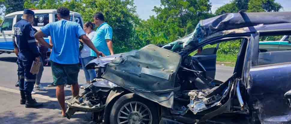 Conductor invade carril y provoca aparatoso choque en La Libertad Costa