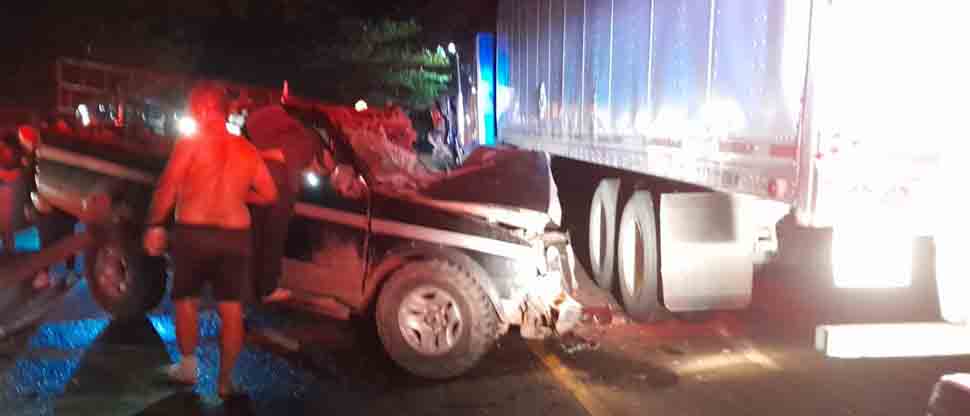 Aparatoso choque entre un pick up y tráiler deja 11 personas lesionadas