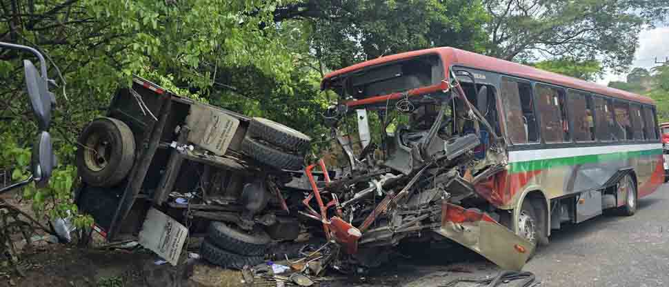 Sube a 9 lesionados y un fallecido en aparatoso accidente en Morazán