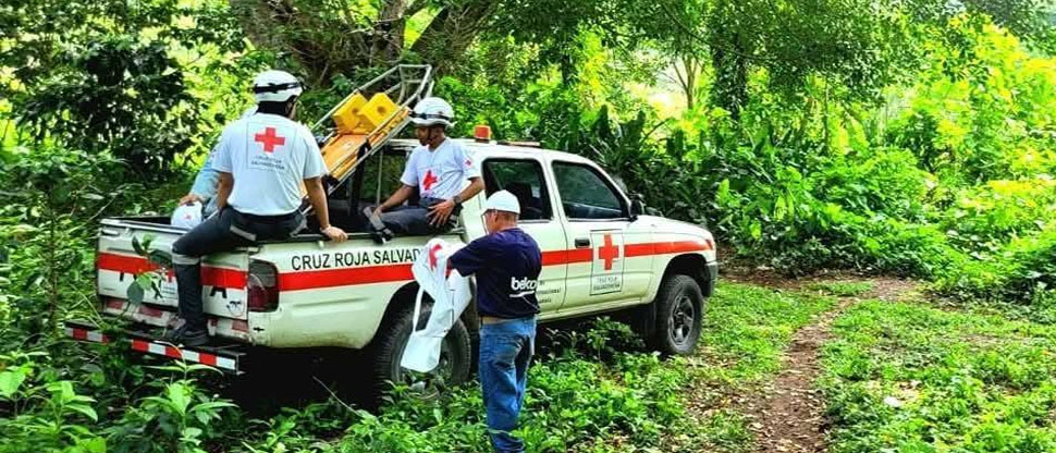 Cruz Roja Salvadoreña rescata cuerpo de persona que se ahogó en una pileta en Jayaque