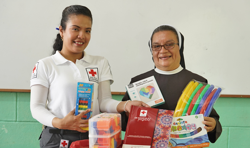 Cruz Roja Salvadoreña entrega equipo psicosocial a diversos centros escolares
